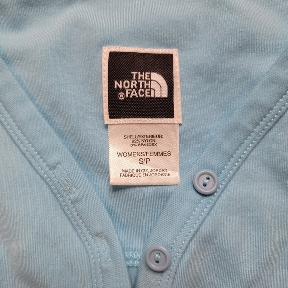 ✨️CL Vtg North Face Blue Short Sleeve V Neck Button Accent Vaporwick Top Size S - Picture 8 of 12